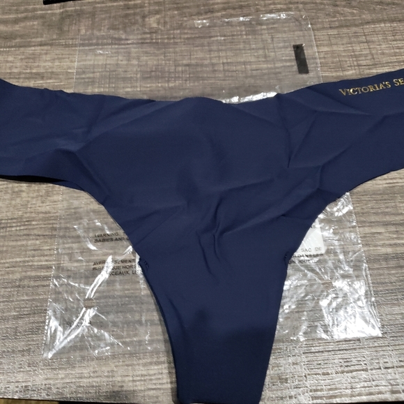 SEXY ILLUSIONS BY VICTORIA'S SECRET No-Show Thong Panty - Picture 3 of 4